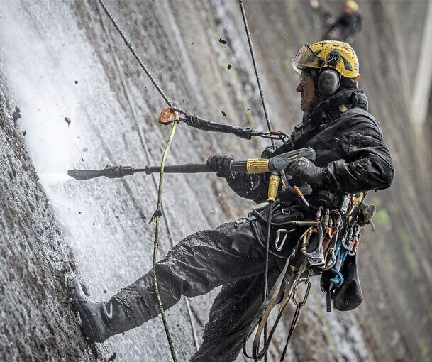 Jens Kranhold im Einsatz für die Kunst: Er spritzt das Reverse-Graffiti auf die Rappbodetalsperre im Harz.