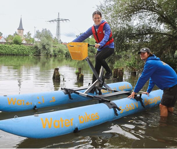 Mit der Hilfe von Ruben Oestreich von den Zugvögeln gelingt Redakteurin Stephanie Nagel das Ablegen vom Ufer.