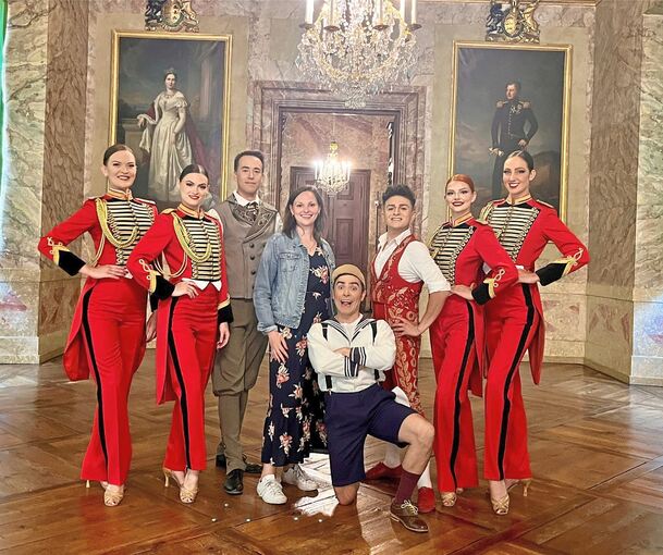 Vanessa Neu, die stellvertretende Schlossverwalterin (Mitte) begrüßt die Roncalli-Tänzerinnen und -Artisten im Schloss.