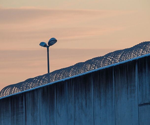 Haftstrafen unter zehn Jahren wären laut Gericht möglich, wenn die Angeklagten die 29 Einbrüche zugeben, die ihnen zur Last gelegt werden.