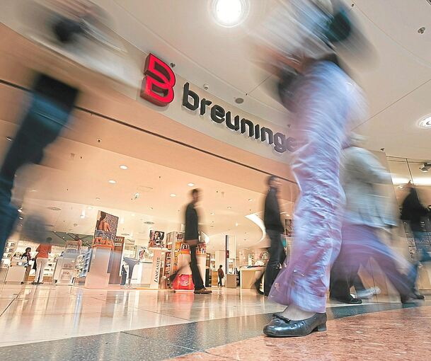Eine Frau hat Unterwäsche von Breuninger geklaut.