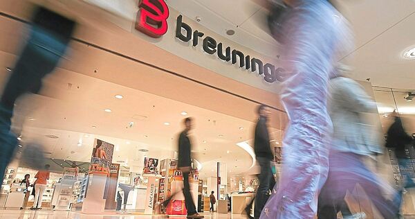 Eine Frau hat Unterwäsche von Breuninger geklaut.