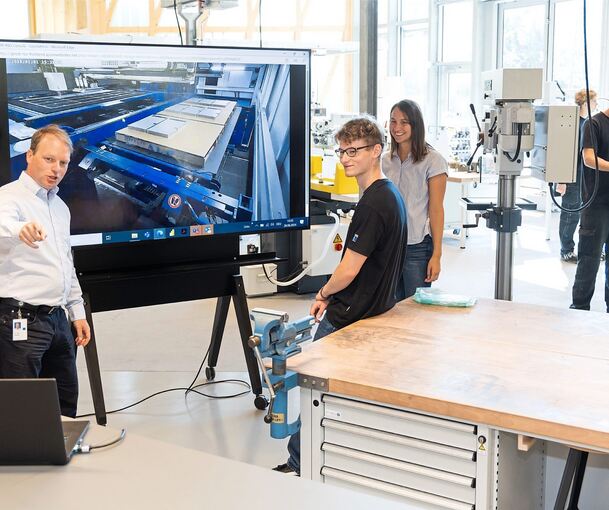 Im „Trumpf Education Lab“ gibt es Hightech ebenso wie klassische Werkbänke. Ausbildungsleiter Jens Ottnad (links), Auszubildender Julius Vogt und Lena Dieterle, Ausbilderin für IT-Berufe, werden am 1. September 104 neue Azubis und Studierende begrüße