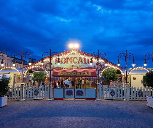 Hereinspaziert in die Zirkuswelt: das Roncalli-Zelt im Blühenden Barock.