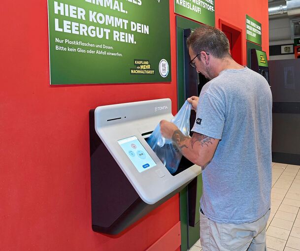 Kunden können ganz einfach ihr Leergut in einem Rutsch in den Automaten schütten.