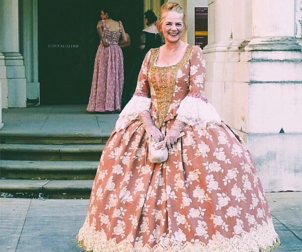 Astrid Meyer genießt den Bummel durch das Schloss.