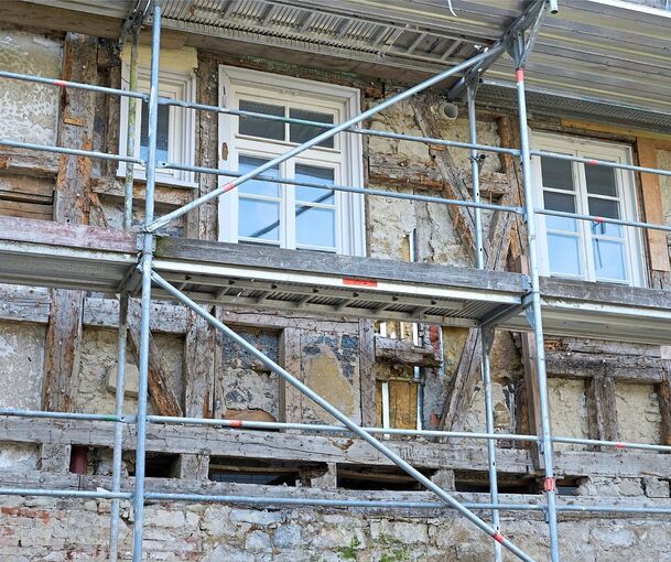 Der Blick auf die Fassade an der Rückseite offenbart das Ausmaß der Schäden: Ein großer Teil des Fachwerks muss erneuert werden