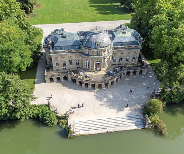 Das Seeschloss Monrepos und der wunderschöne Park ringsum ist ein beliebtes Ziel für Ausflüge und Spaziergänge.