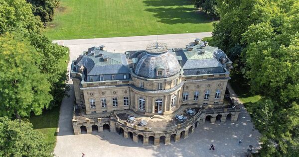 Das Seeschloss Monrepos und der wunderschöne Park ringsum ist ein beliebtes Ziel für Ausflüge und Spaziergänge.