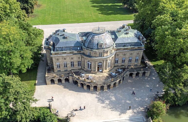 Das Seeschloss Monrepos und der wunderschöne Park ringsum ist ein beliebtes Ziel für Ausflüge und Spaziergänge.