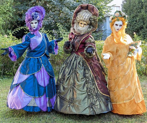 Die Kostüme sitzen, das Posieren klappt auch. Bei der Venezianischen Messe am Wochenende dabei sind (von links) Katharina Stefan aus Ludwigsburg, Karin Kathmann aus Höpfigheim und Anke Ramhofer aus Remseck-Aldingen.