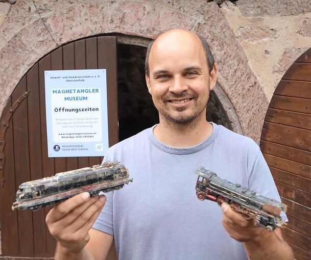 Diese alte Spielzeugeisenbahn haben die Magnetangler um Markus Kronenwett aus der Enz geholt.