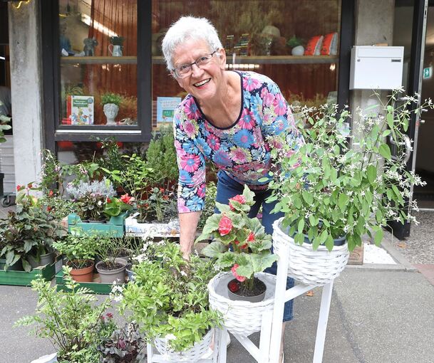 Den Eingangsbereich vor dem Gebrauchtwarenladen der Karlshöhe verwandelt Gerlinde Berger gerne in ein buntes Pflanzenmeer.