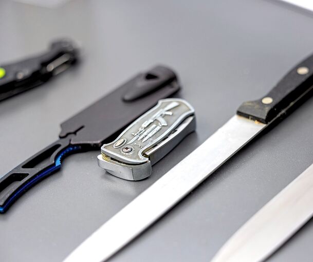 Auf einem Tisch liegen von der Polizei sichergestellte verbotene Stichwaffen in Nordrhein-Westfalen.