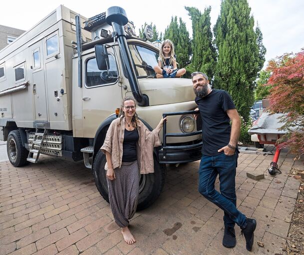 „Bolle ist für uns wie ein Familienmitglied“: Michaela und Daniel Umbach-Spelz mit ihrer Tochter Zoe vor und auf ihrem Expeditionsmobil daheim in Ditzingen-Heimerdingen.