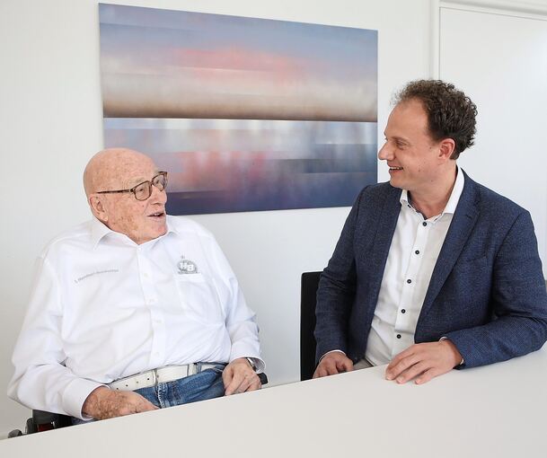 Eberhard Bezner mit dem Ludwigsburger Oberbürgermeister Matthias Knecht 2024 beim LKZ-Interview anlässlich des Umzugs der SGGBM‑Frauenmannschaft nach Ludwigsburg.