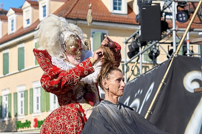 Einmal eine neue Frisur bitte.