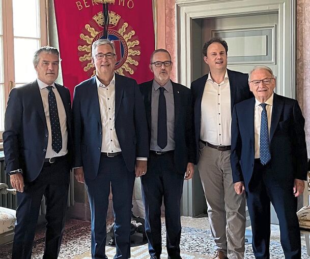 Das Bild zeigt (von links): Sergio Gandi, Vize-Bürgermeister der Stadt Bergamo, Landrat Dietmar Allgaier, Pasquale Gandolfi, Präsident der Provinz Bergamo, Oberbürgermeister Matthias Knecht sowie den Kabinettschef der Stadt, Giuseppe Epinati.