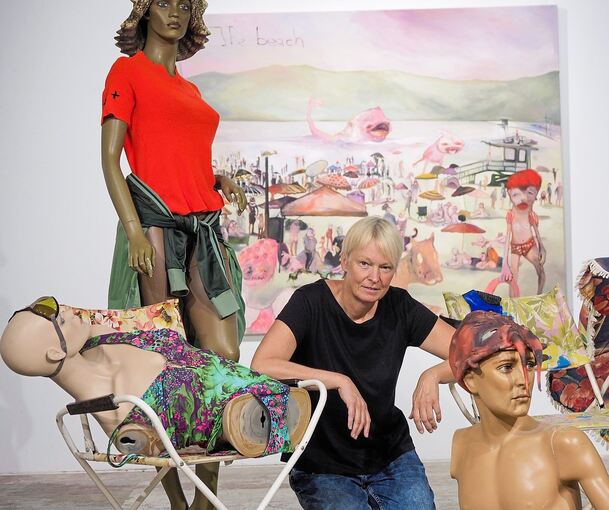 Juliane Hundertmark mit ihrer Malerei „The Beach“ (hinten) und der passenden Installation.