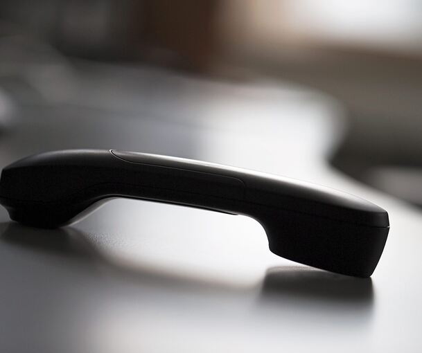 Die Betrügerin verwickelte den Mann am Telefon geschickt in ein Gespräch. Die Betrügerin verwickelte den Mann am Telefon geschickt in ein Gespräch.