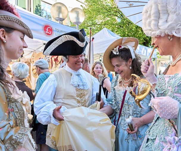 Kostümträger auf dem Marktplatz.