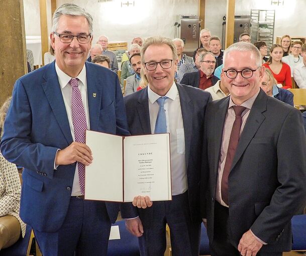 Jetzt ist die vierte Amtszeit offiziell (von links): Landrat Dietmar Allgaier, Bürgermeister Steffen Döttinger und sein Stellvertreter Andreas Neuweiler.