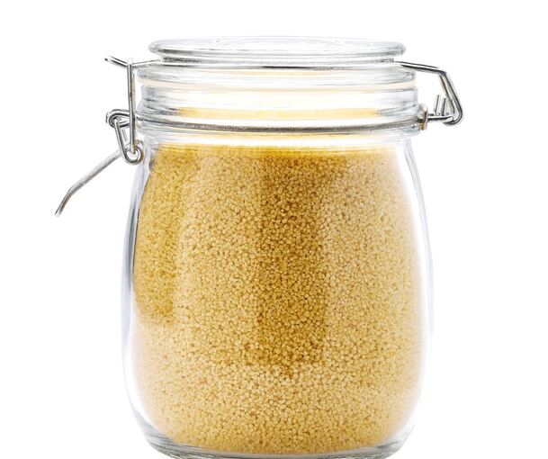 Couscous stammt eigentlich aus Nordafrika. Man lässt ihn in heißem Wasser oder in Brühe quellen.