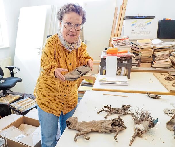 Zu den Fundstücken aus dem Gebäude gehören neben Katzenmumien auch Schnapsfläschchen, Dokumente und ein alter Schuh, den Petra Schad präsentiert.