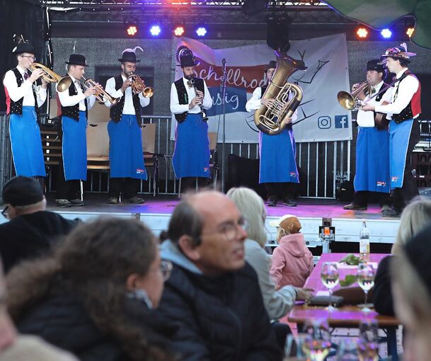 Schellrodl Musig heizt auf der Bühne ein.