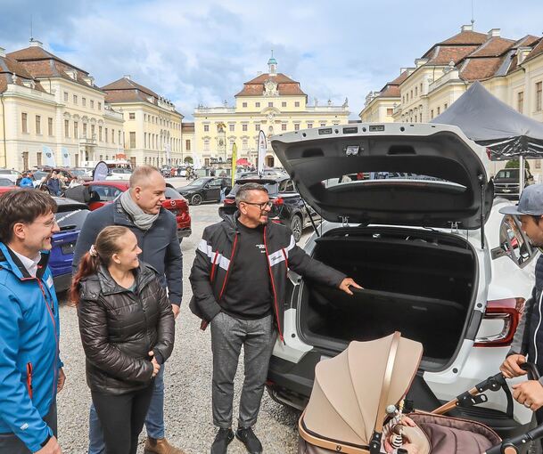 Die Besucher der Automesse erhalten vor Ort Einblicke in Fahrzeugdetails wie das Fassungsvermögen des Kofferraums und können sich im Innenhof der Schlossresidenz über eine Vielzahl unterschiedlicher Modelle informieren.