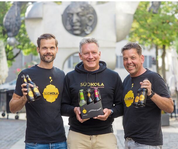 Trio mit drei Getränken: Timo Wagner (von links), Tobias Welz und Armin Kahle entwickeln das Südkola-Sortiment im Nebenerwerb zum Erfolgsprodukt.