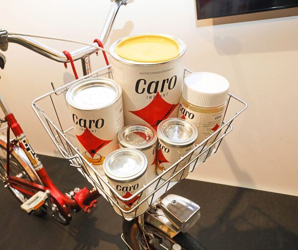 Ein Fahrrad voller Caro-Produkte.