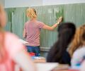 Eine junge Mathelehrerin im Klassenzimmer: Schon im Studium stellen sich für angehende Lehrkräfte Hürden in den Weg.