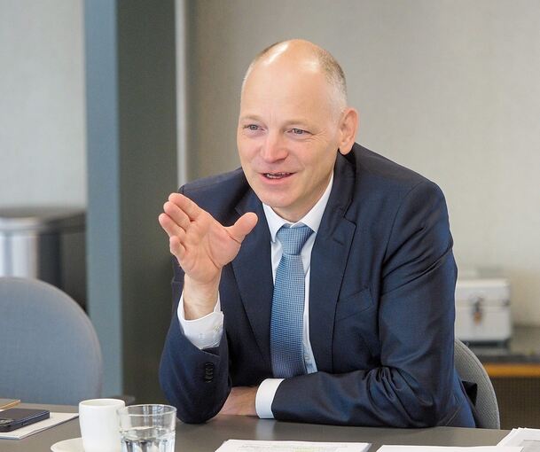 Besonders stolz ist der Timm Häberle, Vorstandsvorsitzender der VR-Bank Ludwigsburg, auf die Wahrnehmung als bodenständige, genossenschaftlich geprägte Bank.