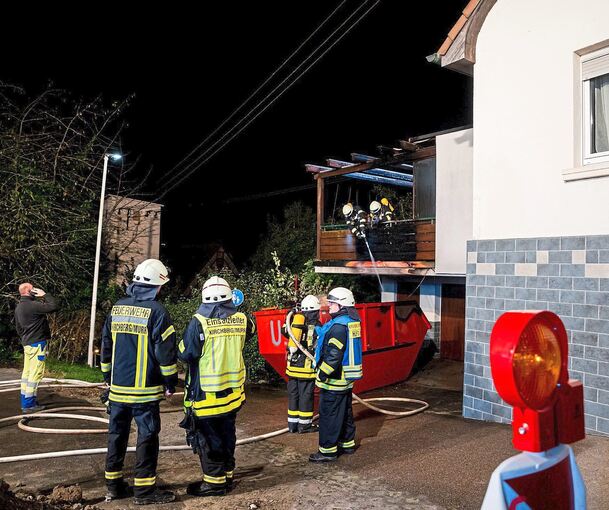 Die Feuerwehr konnte den Brand in dem Bauschuttcontainer löschen.