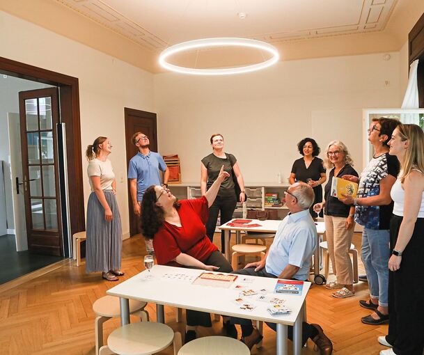 Die Decke mit den Stuckelementen ist nur ein Element, das bei der Sanierung der Villa Ulmer erhalten geblieben ist. Erste Bürgermeisterin Renate Schmetz und Kirchenpfleger Lothar Rücker (sitzend) sind von dem Ergebnis begeistert.