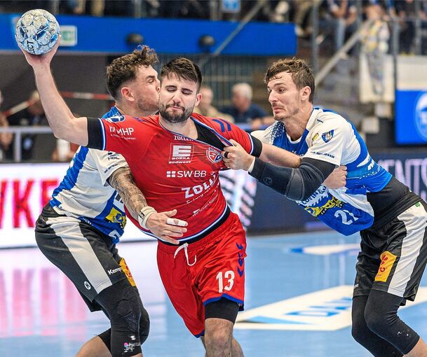 Bietigheims Juan de la Peña nimmt es am Kreis mit den Eisenachern Justin Kurch (links) und Philipp Meyer auf.