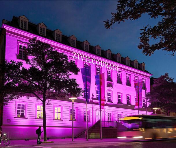 Das Ludwigsburger Rathaus wird am 7. Oktober pink angeleuchtet. Das Ludwigsburger Rathaus wird am 7. Oktober pink angeleuchtet.