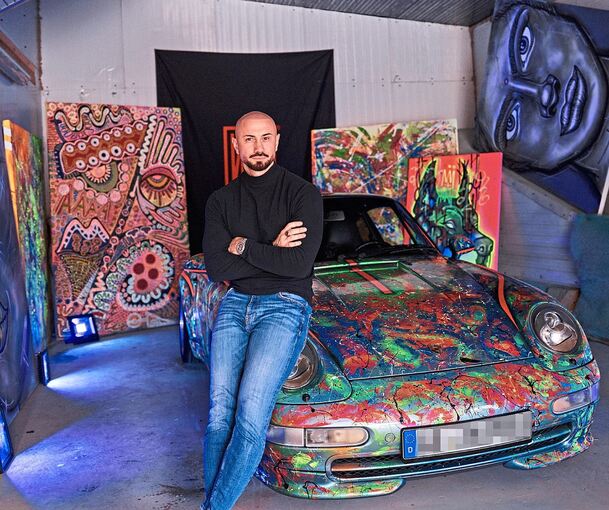 Stolz auf das Ergebnis seiner Arbeit: Der Künstler Waldemar Neufeld mit dem Porsche.