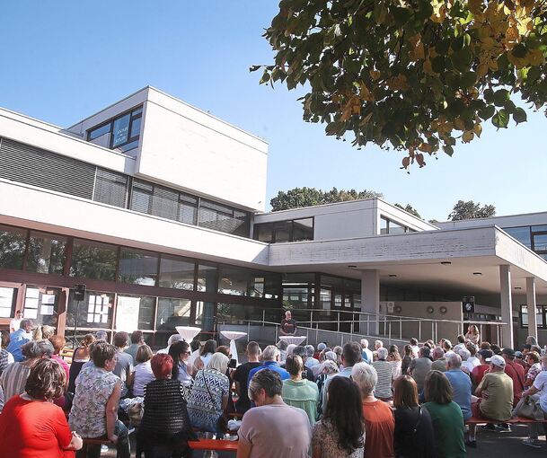 Informationsversammlung am Samstagnachmittag auf dem Schulhof in Gemmrigheim. .