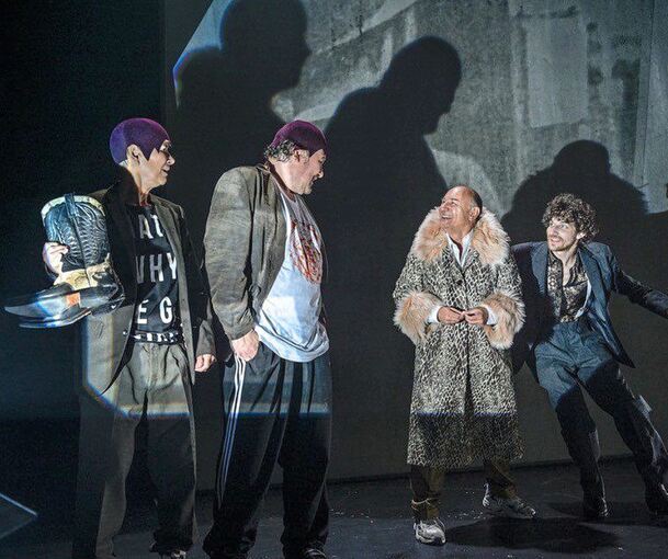 Dušan David Parízek hat den Großstadtroman „Berlin Alexanderplatz“ fürs Theater neu inszeniert, hier eine Szene mit den Schauspielern Sylvana Krappatsch (Biberkopf), Rainer Galke (Franz), Michael Stiller (Fränze) und David Müller (Reinhold).