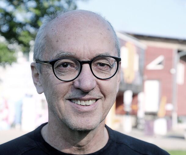 Auf der Neckarwiese beim Jugendhaus: Jürgen Böhm möchte in Walheim Bürgermeister werden.