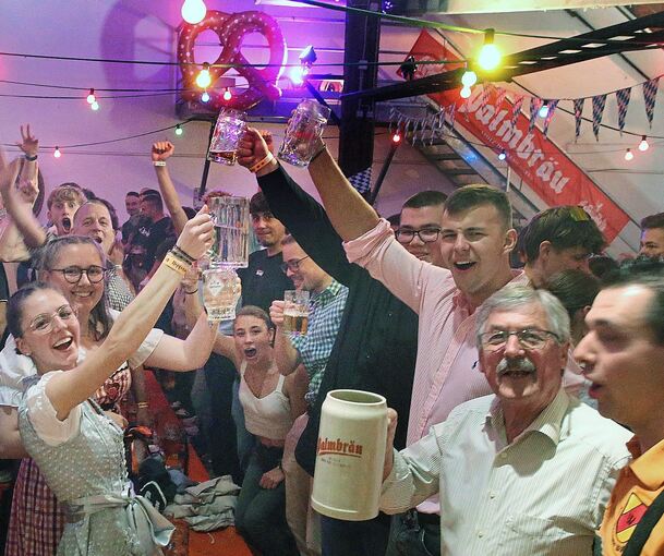 Es geht hoch her bei der Wasenparty in der Walheimer Kelter.