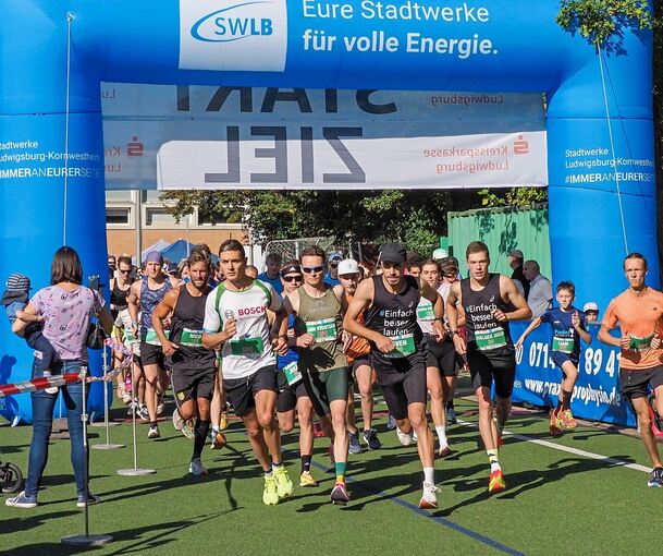 Voll motiviert gehen die Teilnehmer beim Hauptlauf über fünf und zehn Kilometer an den Start.