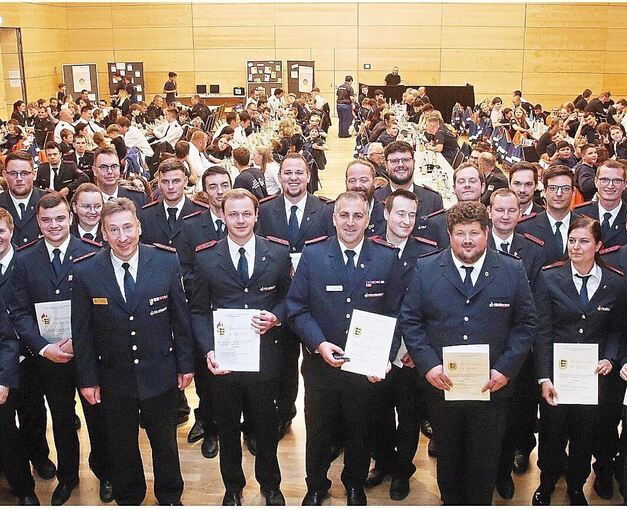 Ehrungen verdienter Betreuer der Jugendfeuerwehr standen im Mittelpunkt der Kreisversammlung in der Remsecker Stadthalle.