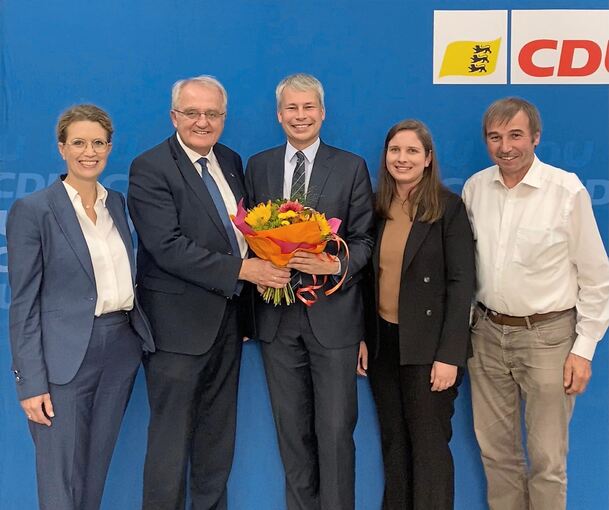 Einstimmig wurde Steffen Bilger MdB (Mitte) erneut zum Bundestagskandidaten im Wahlkreis Ludwigsburg gewählt. Zu den Gratulanten zählten unter anderem (von links) Dr. Andrea Wechsler (MdEP), Rainer Wieland, Isabell Bilger und Konrad Epple (MdL).