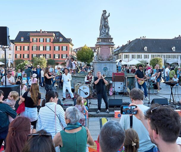 Ausgelassenes Schlusskonzert auf dem Marktplatzfest: Balkan-Pop-Musiker Shantel und sein Bucovina Club spielen, das Publikum tanzt..