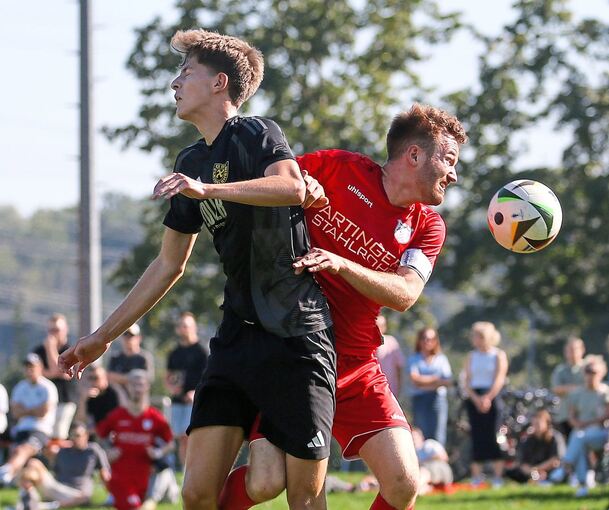 Der Pleidelsheimer Ben Leon Deyhle (links) hat im Zweikampf mit Löchgaus Kapitän Tim Schwara den Ball aus den Augen verloren.