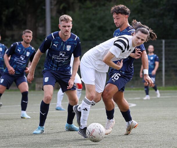 Die beiden Besigheimer Kai Hachmann (links) und Gianluca Gioia nehmen Nussdorfs Leonard Pfisterer in die Zange. Foto: Baumann