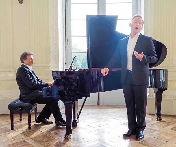 „Teuflisches“ präsentieren Bariton Oliver Nilles und Robert Bärwald am Klavier im Schloss Monrepos.